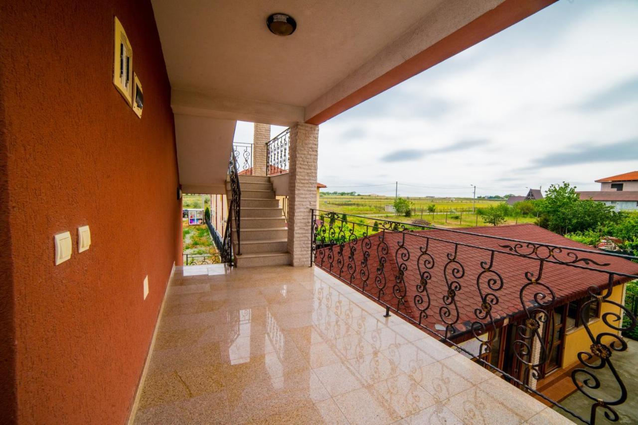 Отель Casa Soarelui Доуэ-Май Экстерьер фото