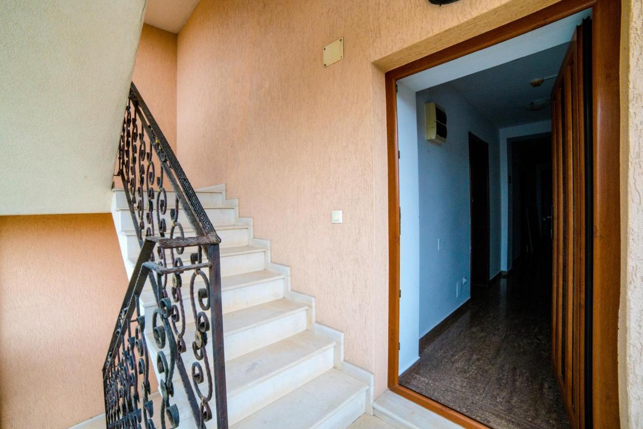 Отель Casa Soarelui Доуэ-Май Экстерьер фото